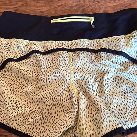 ❤️HP❤️Lululemon Dottie Dash Speed Shorts - Picture 4 of 5